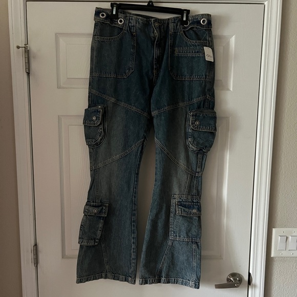 WE THE FREE CALL ME CRAZY LOW RISE CARGO JEANS NWT SZ 32. - Picture 1 of 14